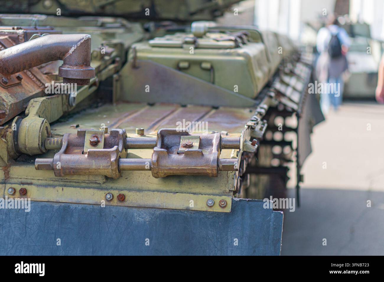 Olivgrüner Vintage-Ukrainischer Panzer in einer Außenumgebung, möglicherweise ein Museum oder eine Ausstellung. Gut gepflegte Panzerung mit Rostflecken, großer Auspuff Stockfoto