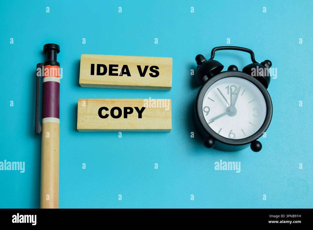 Konzept von Idee vs. Kopiertem Text auf Holzblöcken. Stockfoto