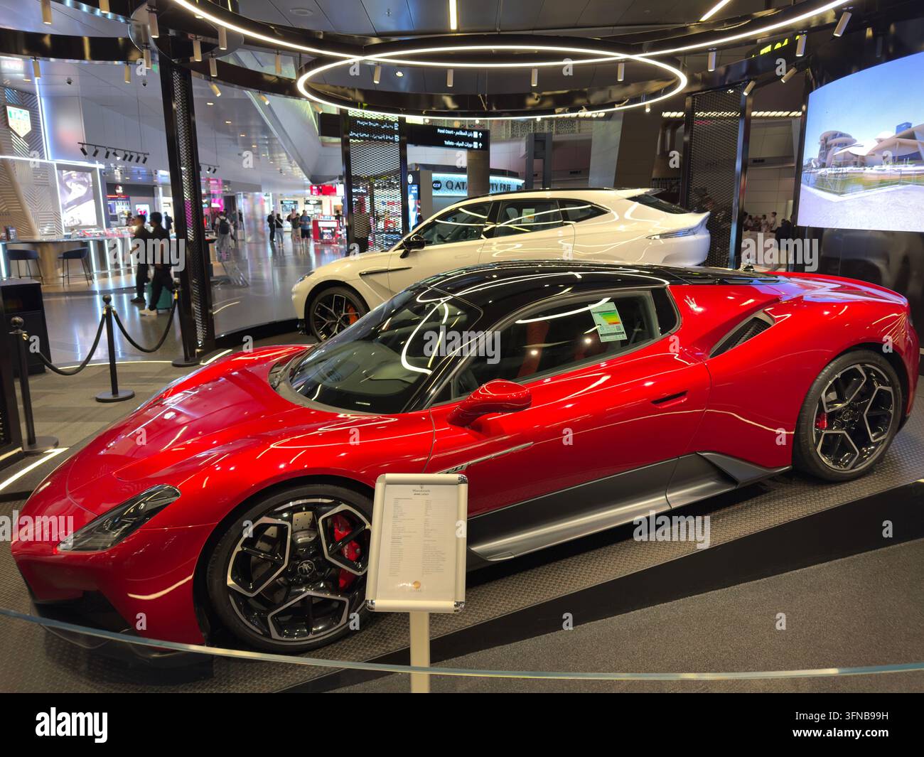 Roter Maserati MC20 Luxus-Sportwagen, der im Hamad International Airport präsentiert wird Stockfoto