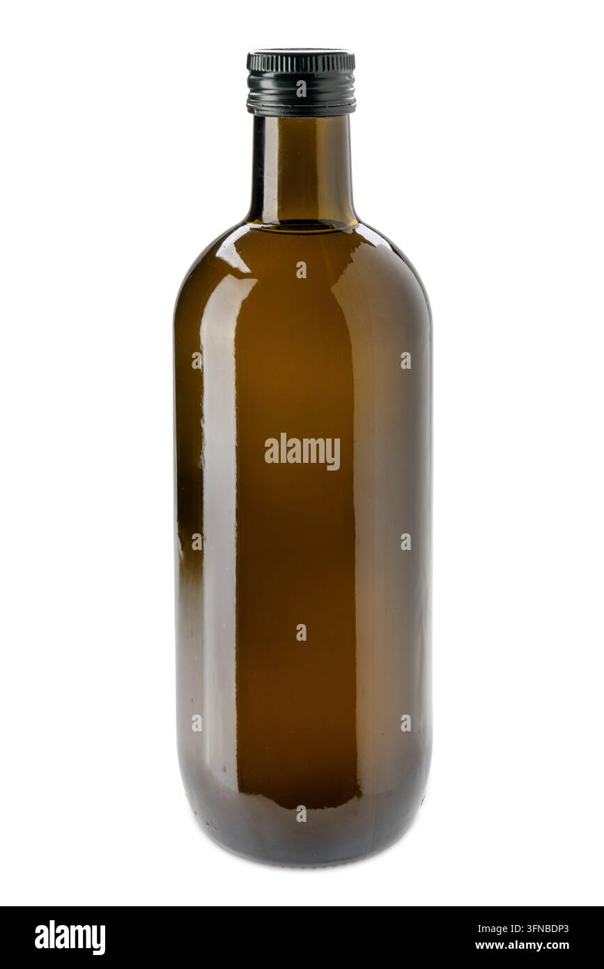 Dunkelbraune Glasflasche gefüllt mit Premium extra nativem Olivenöl, versiegelt mit einem schwarzen Schraubverschluss und isoliert auf Weiß mit Ausschnittpfad. Perfekt fo Stockfoto