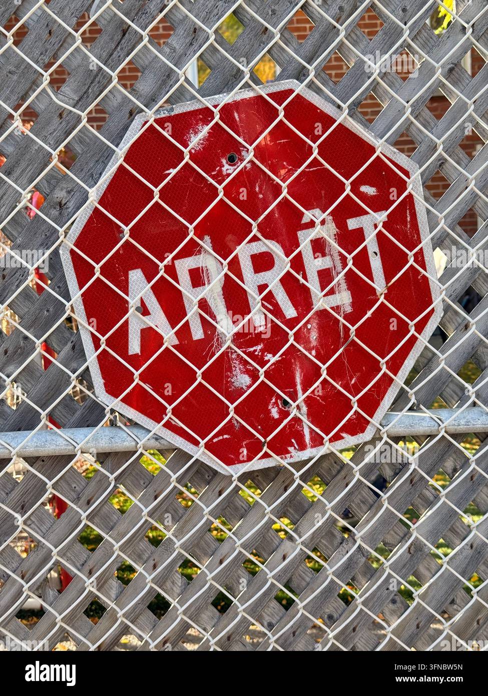 Stoppschild in Französisch, Montreal, Kanada Stockfoto