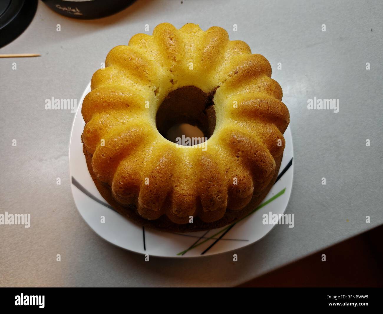 Frisch gebackener Bundt-Kuchen mit einer goldenen Kruste, Breitansicht Stockfoto