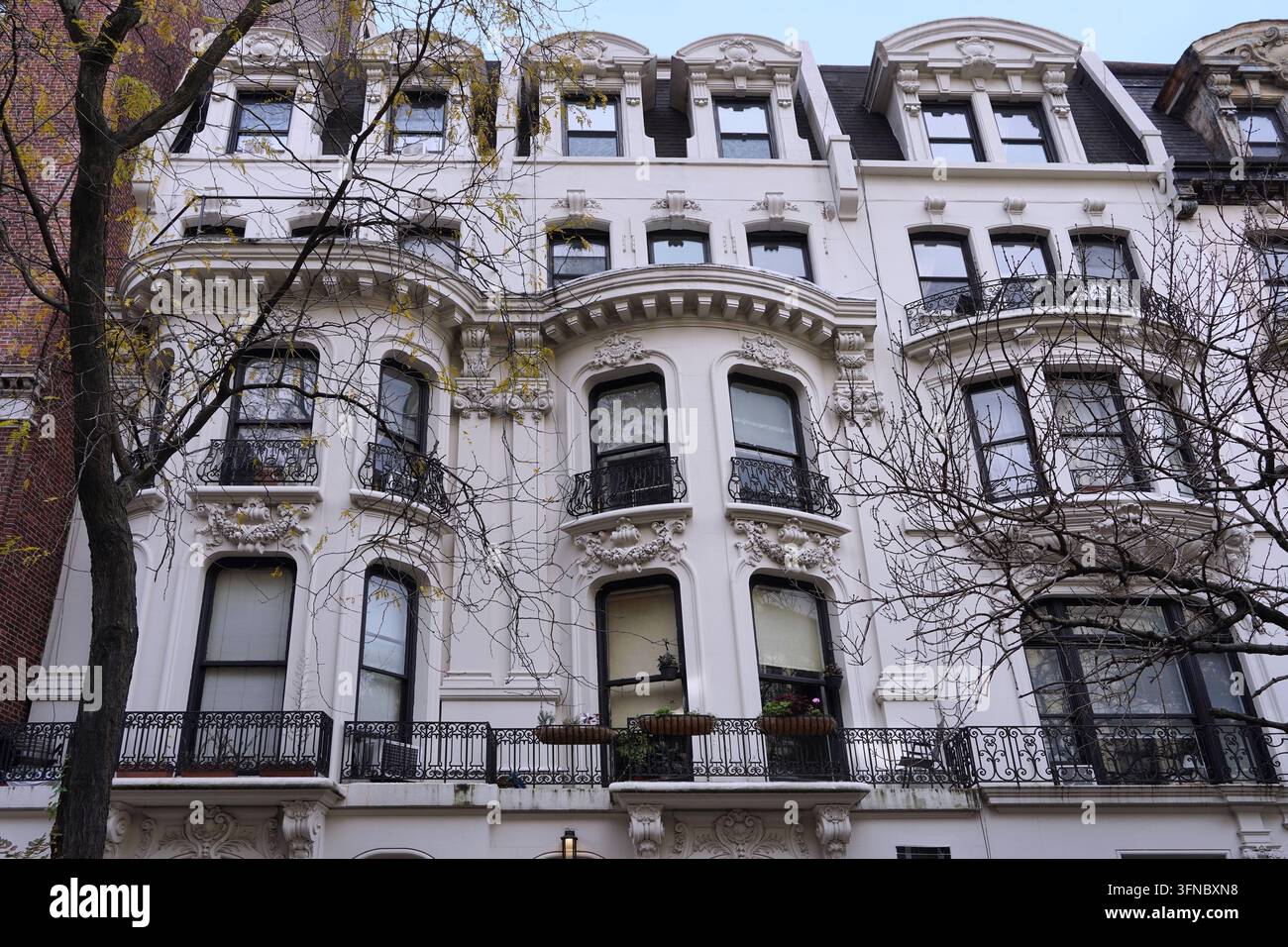 Altes Apartmentgebäude in New York City mit kunstvollem dekorativem Steinwerk Stockfoto