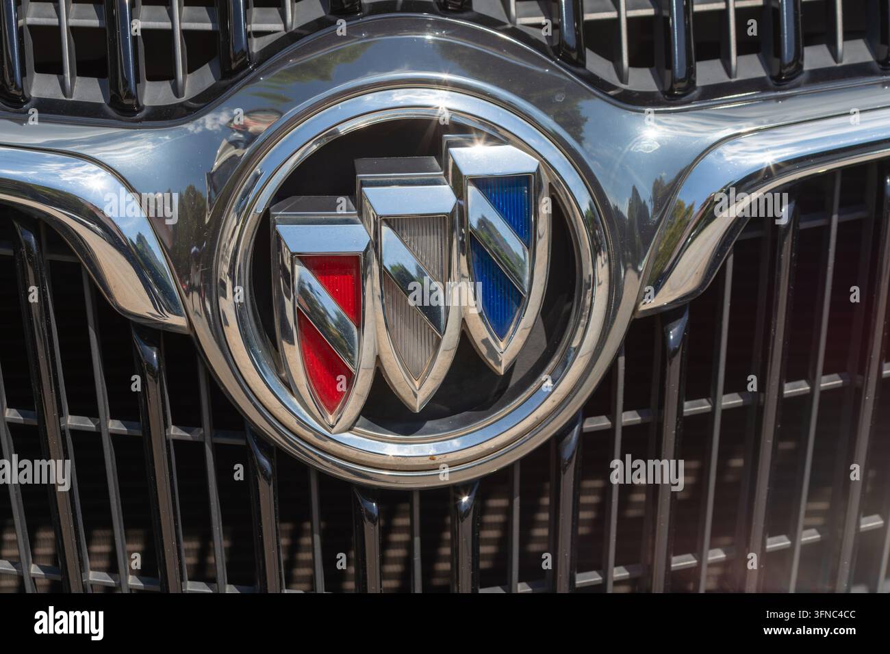 Chrom-Autoemblem glänzt auf einem schwarzen Kühlergrill Stockfoto