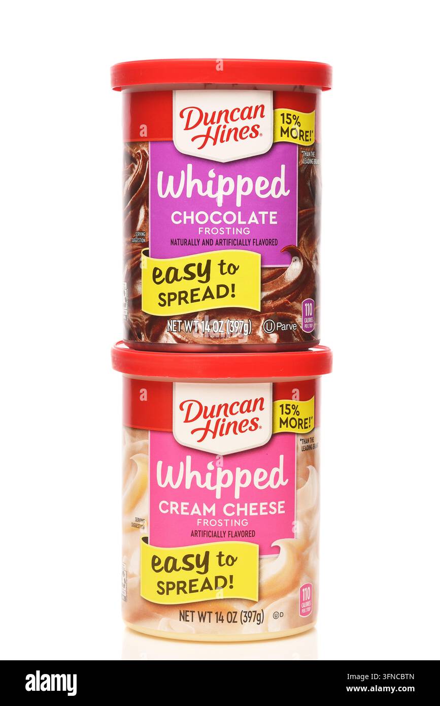 IRVINE, KALIFORNIEN - 26. SEPT. 2026: Zwei Dosen Duncan Hines, leicht zu verteilen Frosting, geschlagene Schokoladen- und geschlagene Frischkäsegeschmacksrichtungen. Stockfoto