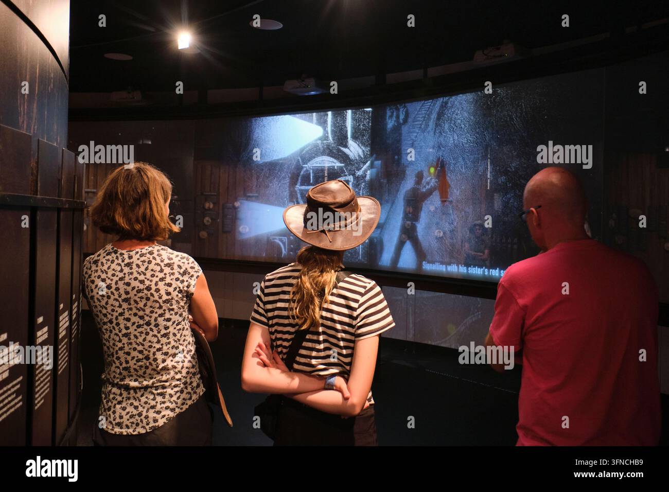 Betrachten einer Diashow-Präsentation über die Geschichte von Ned Kelly. Im neu eröffneten Ned Kelly Discovery Hub-Museum in Glenrowan, Australien. Stockfoto