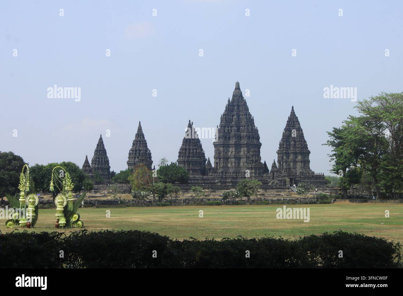 Prambanan-Tempel mit traditionellen Janur-Dekorationen im Vordergrund, Zentral-Java, Indonesien Stockfoto