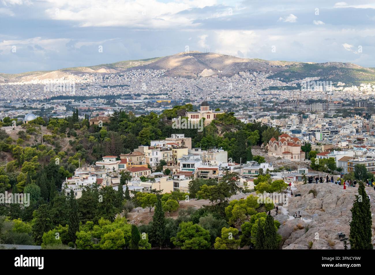 Panoramablick über Athen zum Nationalobservatorium und zur Kirche der Heiligen Marina in Thissio, Griechenland. Stockfoto