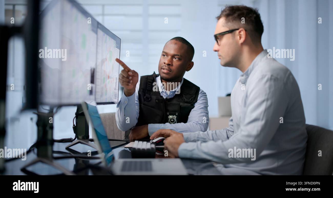 Polizei-Analyst untersucht Kriminalitätsdaten mit Geodatenkartensoftware. Stockfoto