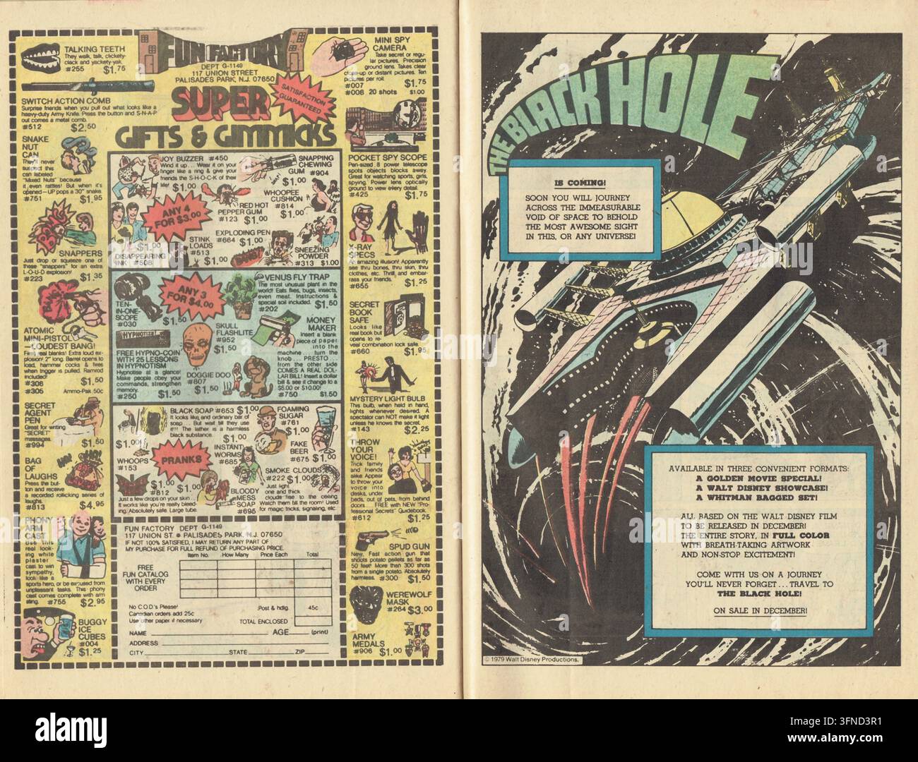 1979 Fun Factory-Gags-Anzeige und vintage Walt Disney The Black Hole Science-Fiction-Film-Promotions-Doppelseiten-Scan aus einem Comic Stockfoto