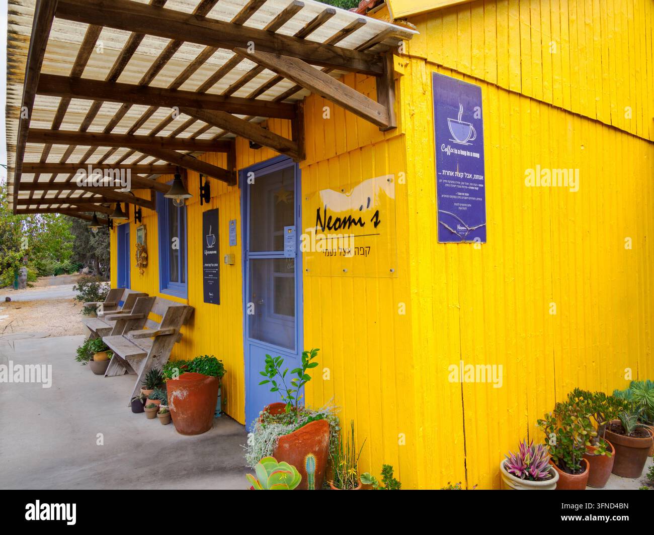 Naomis hellgelbes Kaffee- und Mittagessen-Restaurant am Straßenrand auf dem Weg nach Bet Sean im Kibbutz Yizreel Stockfoto
