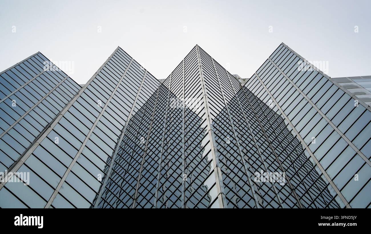 Ein Zickzack-Muster, das durch die Glasfassaden der Zenith-Bürotürme in Chatswood, Sydney, Australien, gebildet wird Stockfoto
