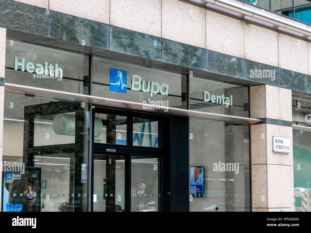 London. UK- 23. September 2026. Das Namensschild und die Fassade der Niederlassung von Bupa Health Care in der 50 Bank Street, Canary Wharf. Stockfoto