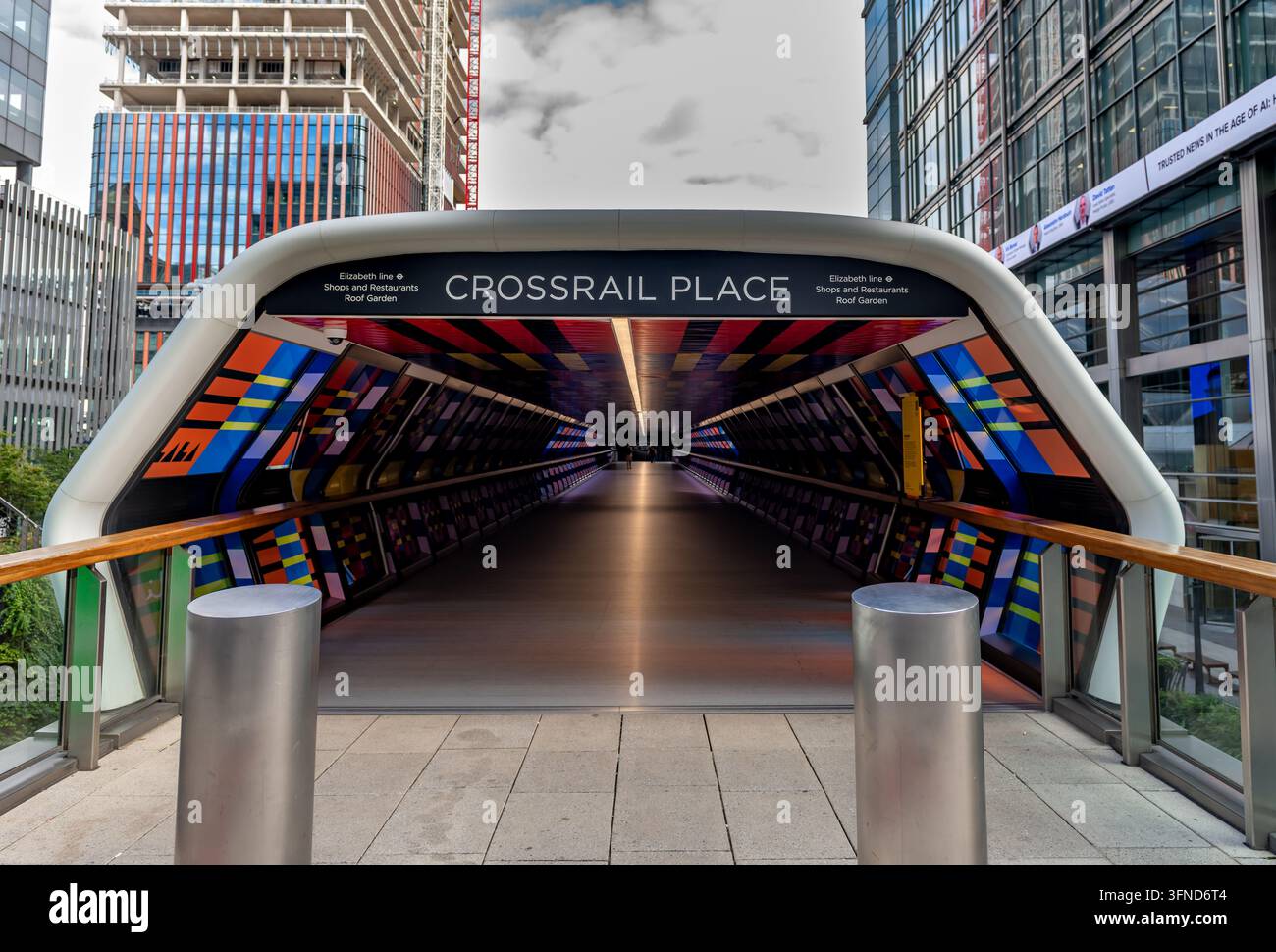 London, UK – 23. September 2026. Der Straßeneingang zum Crossrail Place in West India Docks, einem Gebäudekomplex, der den Bahnhof Canary Wharf umfasst Stockfoto