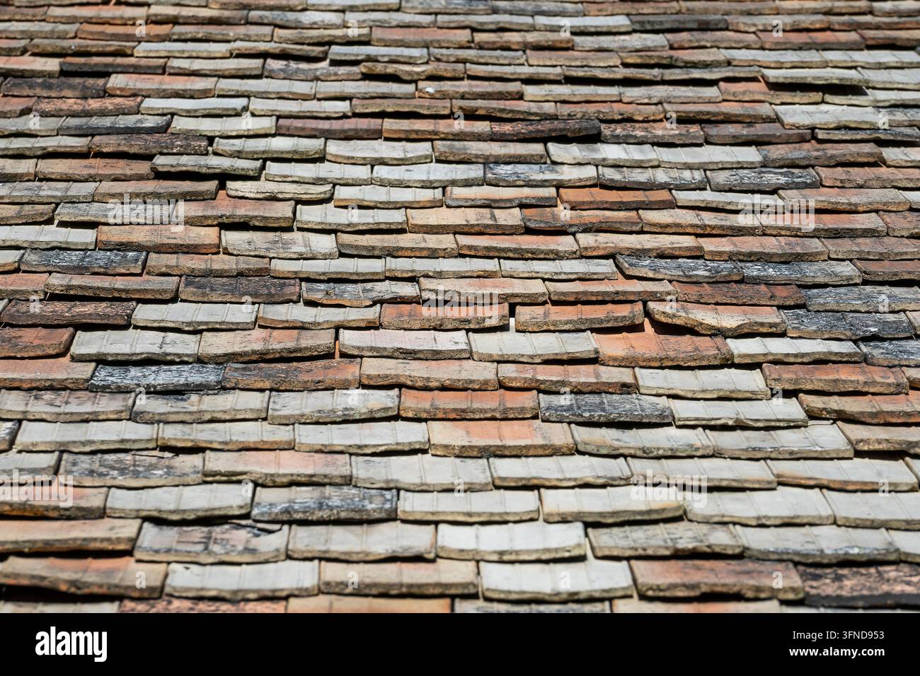 Nahaufnahme eines alten Background-Ziegeldächern eines Hauses, Europa. Mit Details anzeigen. Stockfoto