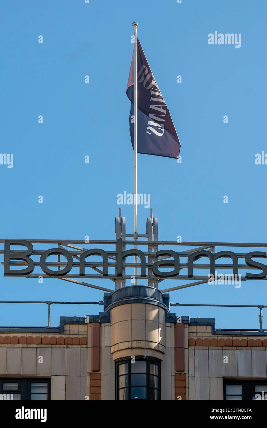 LONDON, UK - 20. SEPTEMBER 2026: Schild vor dem Gebäude des Auktionshauses Bonhams in der New Bond Street Stockfoto