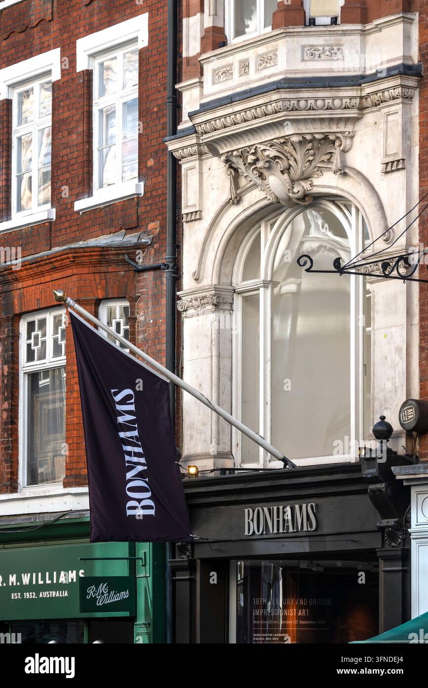 LONDON, UK - 20. SEPTEMBER 2026: Außenansicht des Auktionshauses Bonhams in der New Bond Street mit Schild Stockfoto