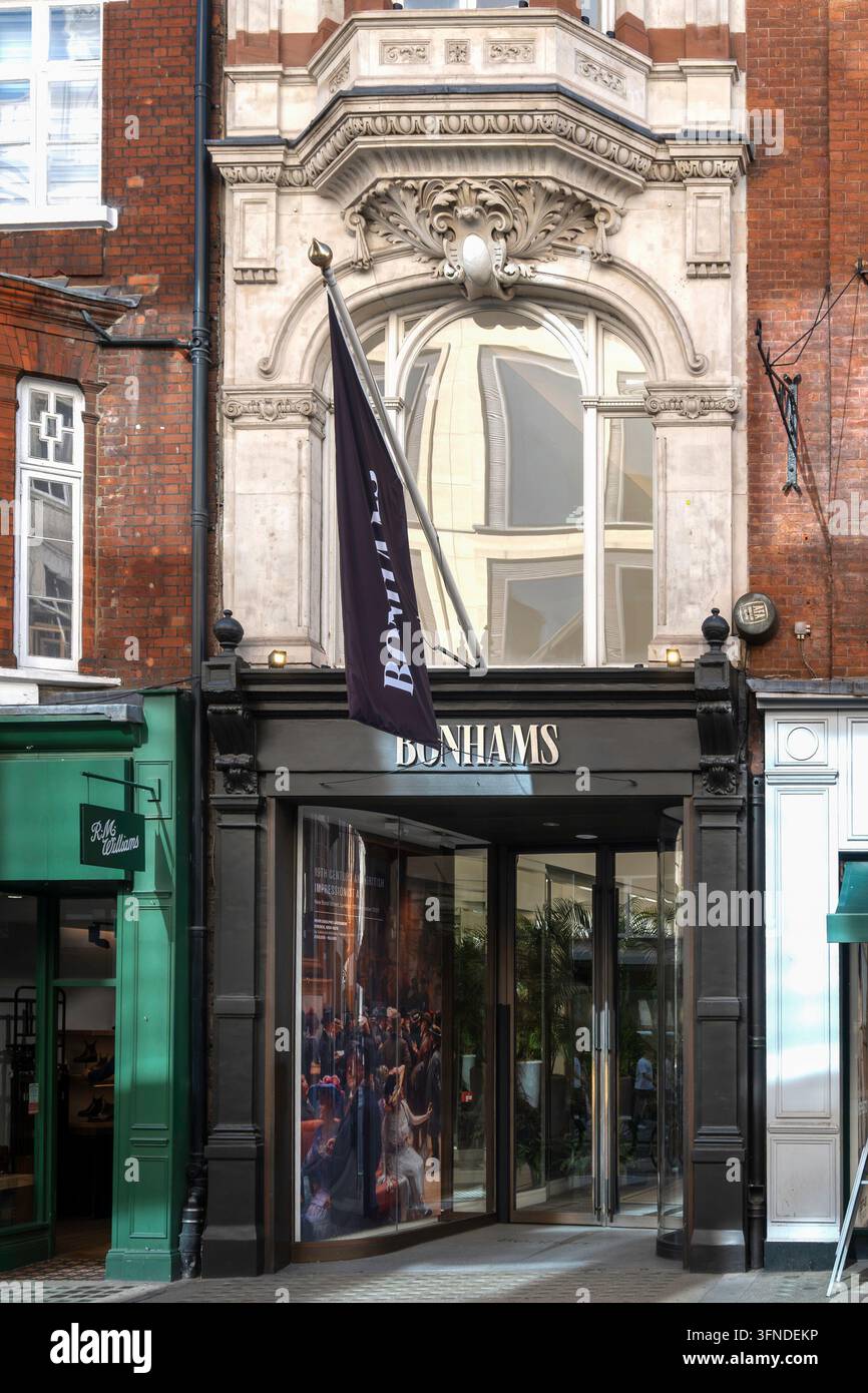 LONDON, UK - 20. SEPTEMBER 2026: Außenansicht des Auktionshauses Bonhams in der New Bond Street mit Schild Stockfoto