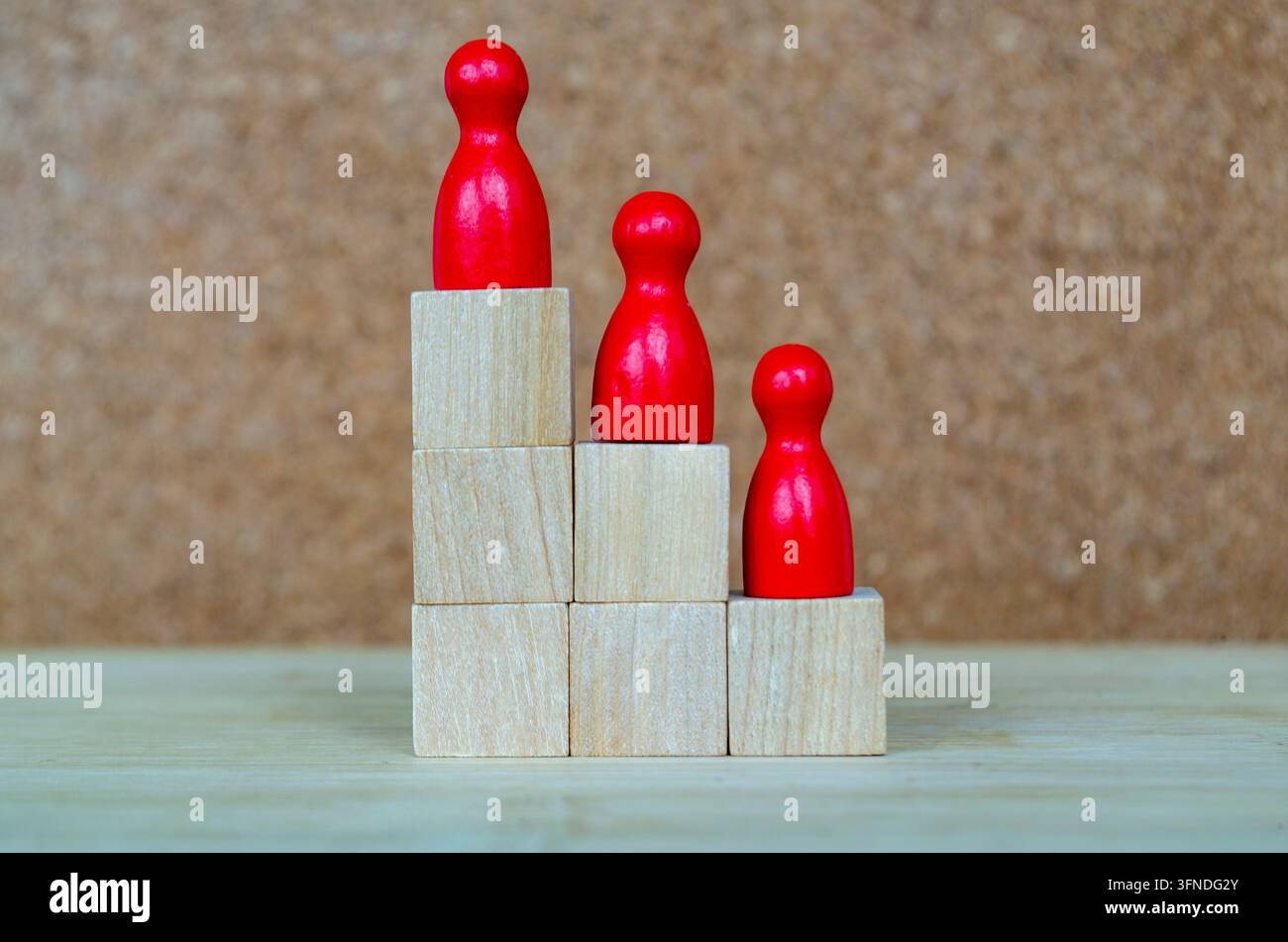 Farbenfrohe Figuren, die in verschiedenen Höhen angeordnet sind und Vielfalt, gleichen Zugang, Inklusion und Führungsmöglichkeiten mit Anpassungsfähigkeit repräsentieren Stockfoto