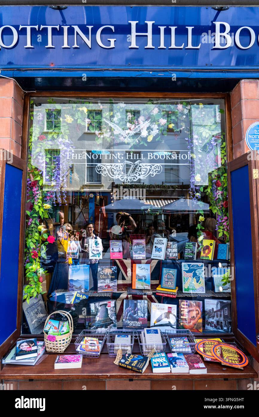 London England - 28. Mai 2023: Das Fenster des Notting Hill Buchladens mit Büchern zur Schau für vorbeikommende Menschen Stockfoto