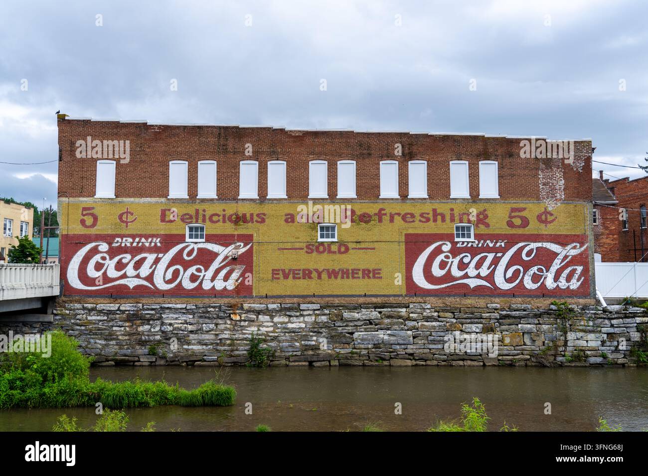 Pulaski Virginia - 24. Juni 2023: Die Fassade eines Gebäudes mit einem Wandgemälde, auf dem „Trink Coca Cola“ steht, an der Seite eines historischen Gebäudes in Pulaski Virginia Stockfoto