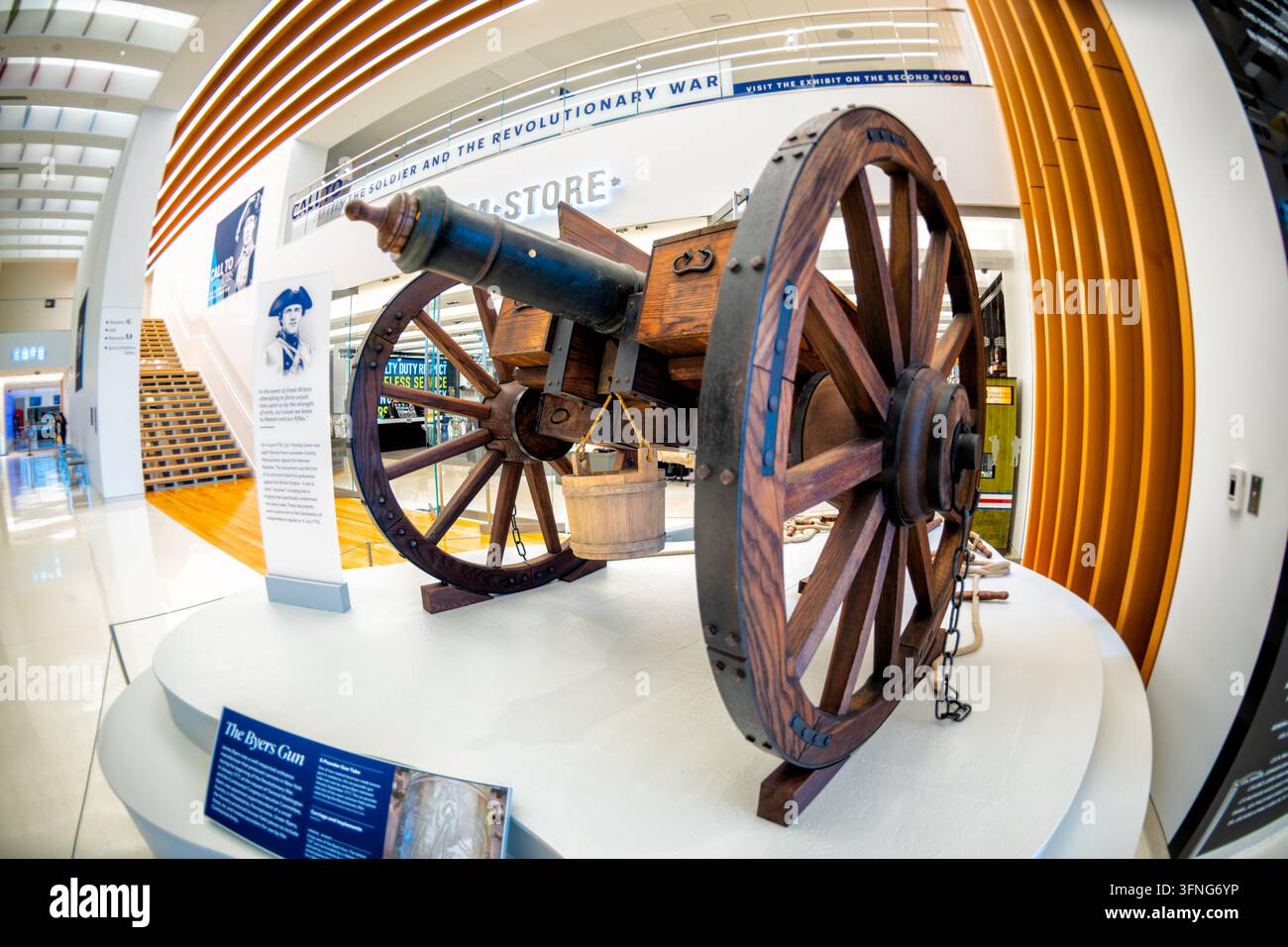 Revolutionskriegskanone im Armee-Museum Fort Belvoir | FORT BELVOIR, Va. — Eine Feldkanone aus der Zeit des Unabhängigkeitskrieges, eine Sechspfünder, bekannt als die Byers-Kanone, ist in der Galerie „Founding the Nation“ im Nationalmuseum der United States Army ausgestellt, fotografiert im Jahr 2026. Das Museum befindet sich auf dem Nordposten von Fort Belvoir in Fairfax County, Virginia, etwa 16 Meilen (26 Kilometer) südlich von Washington, D.C. James Byers, ein Munitionshersteller, goss das Bronzerohr in Philadelphia zwischen Januar und September 1777 auf Wunsch von General George Washington, und es ist eine von nur zwei markierten Amerika Stockfoto
