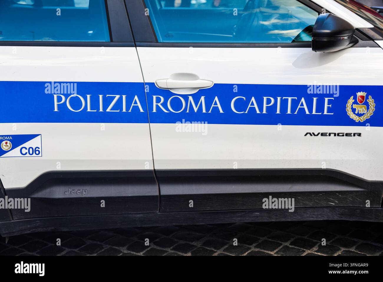 Rom, Italien - 26. September 2026: Fahrzeug der Polizia Roma Capitale mit offizieller Beschriftung und Emblem Stockfoto