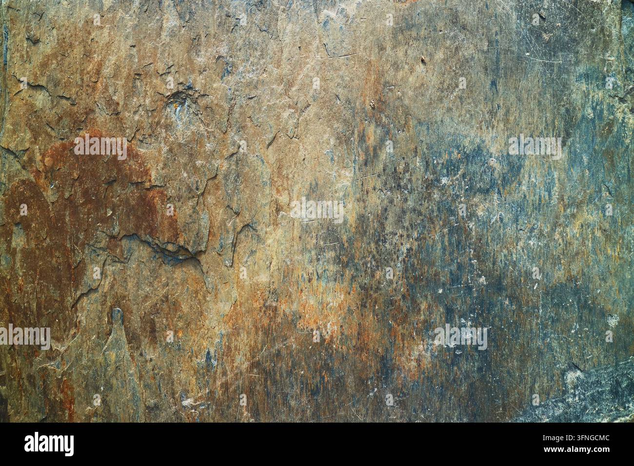 Abstrakter Naturhintergrund einer verwitterten antiken Felsoberfläche mit Rostdetails Stockfoto
