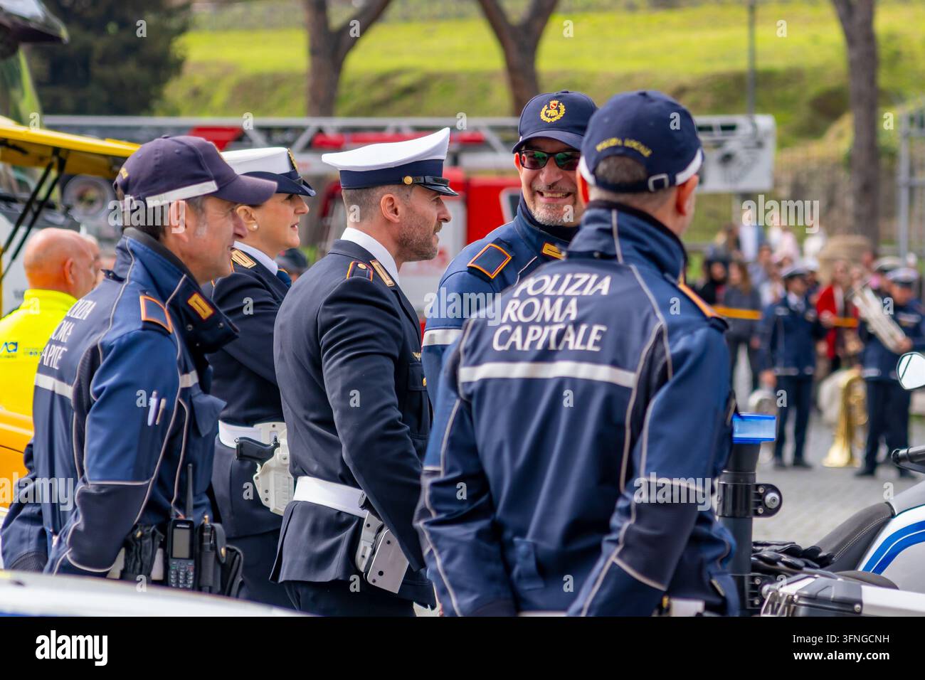 Rom, Italien - 09. März 2025: Eine Gruppe uniformierter Beamter der Polizia Roma Capitale wird im Freien gesehen, möglicherweise während eines öffentlichen Abends Stockfoto