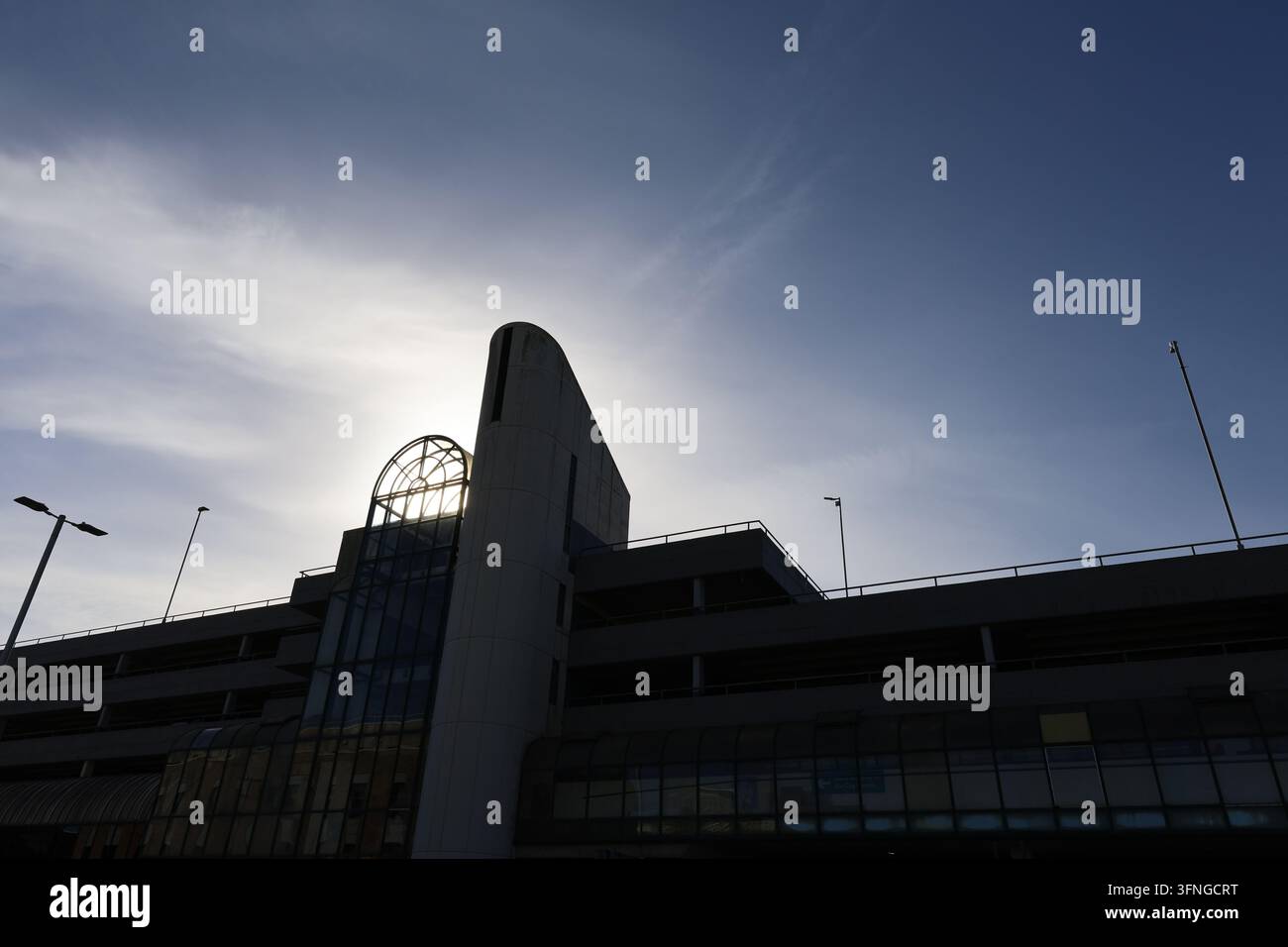 modernes Gebäude, gewölbtes Dach, Silhouette, Architektur, urbane Architektur, Stadt, zeitgenössisches Design, Sonnenlicht, architektonisches Detail, Plymouth, Devon Stockfoto