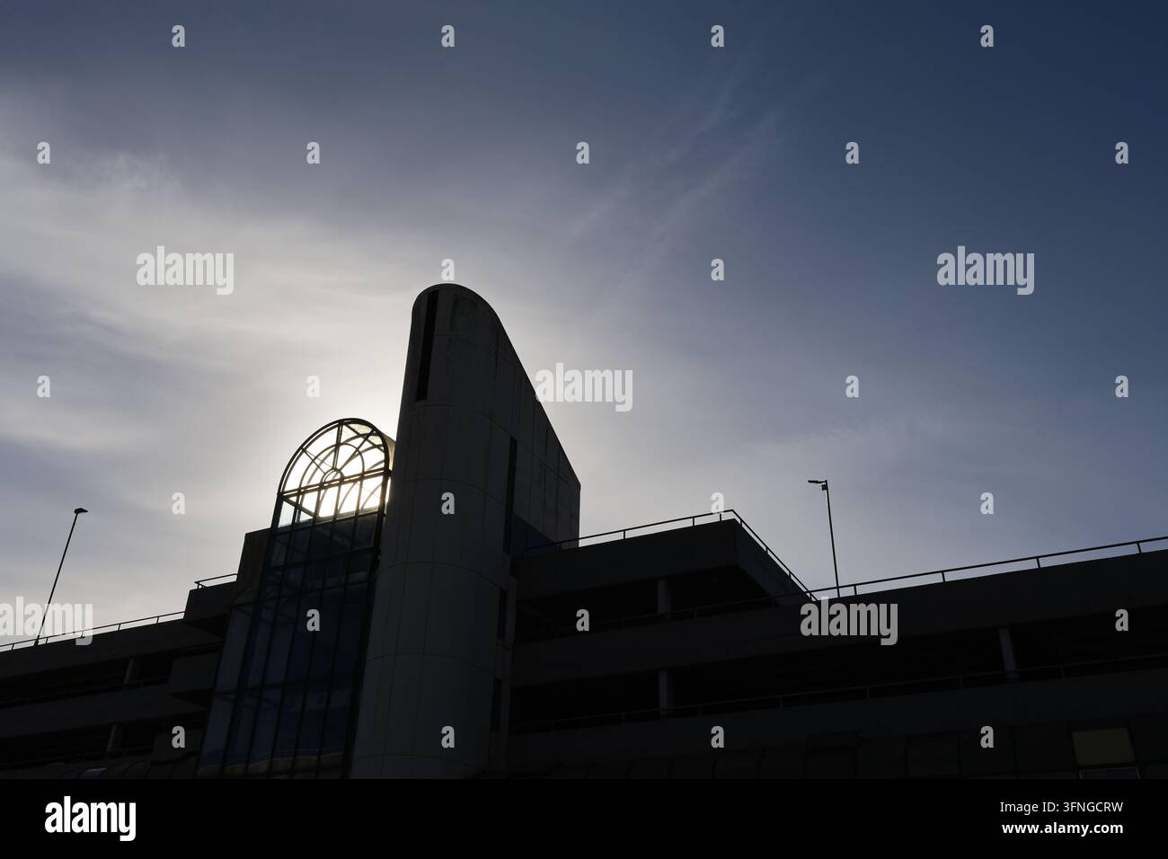 modernes Gebäude, gewölbtes Dach, Silhouette, Architektur, urbane Architektur, Stadt, zeitgenössisches Design, Sonnenlicht, architektonisches Detail, Plymouth, Devon Stockfoto