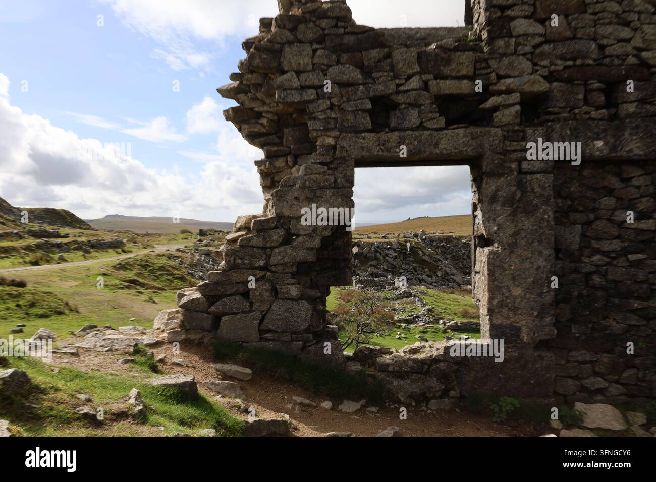 Ruiniertes Granit-Steinbruchgebäude zwischen ehemaligen Arbeitsstellen im Foggintor-Steinbruch, Dartmoor. Stockfoto