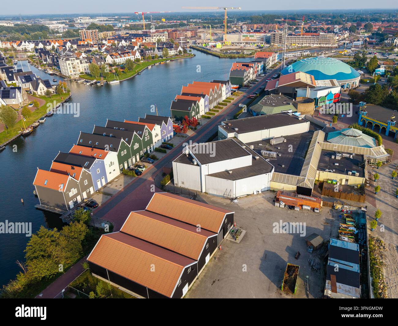 Luftbild der Ufergegend von Harderwijk mit Delfinarium und farbenfrohen Häusern in Gelderland, Niederlande Stockfoto