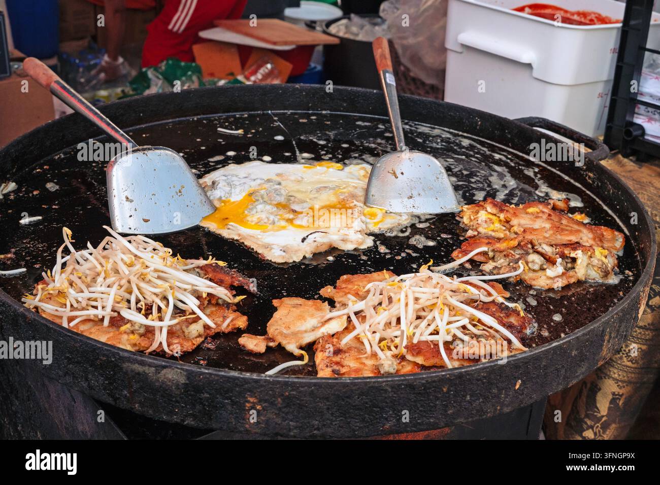 Thailändisches Straßenessen, Pad Thai Stockfoto