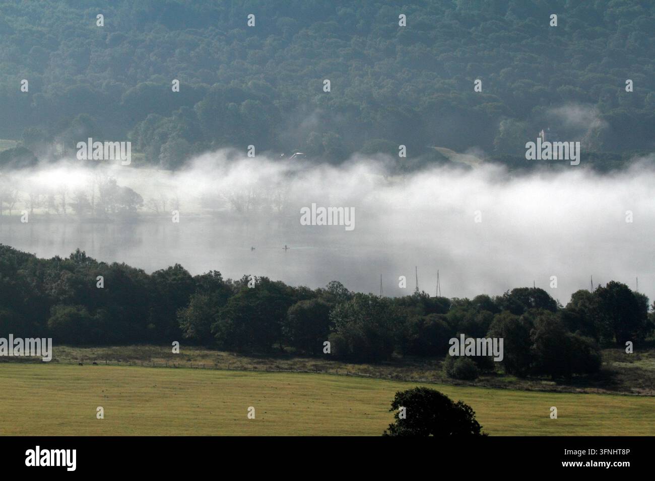 Nebel oder frühmorgendliche Wolken, die tief über Coniston Water, Cumbria, UK liegen Stockfoto