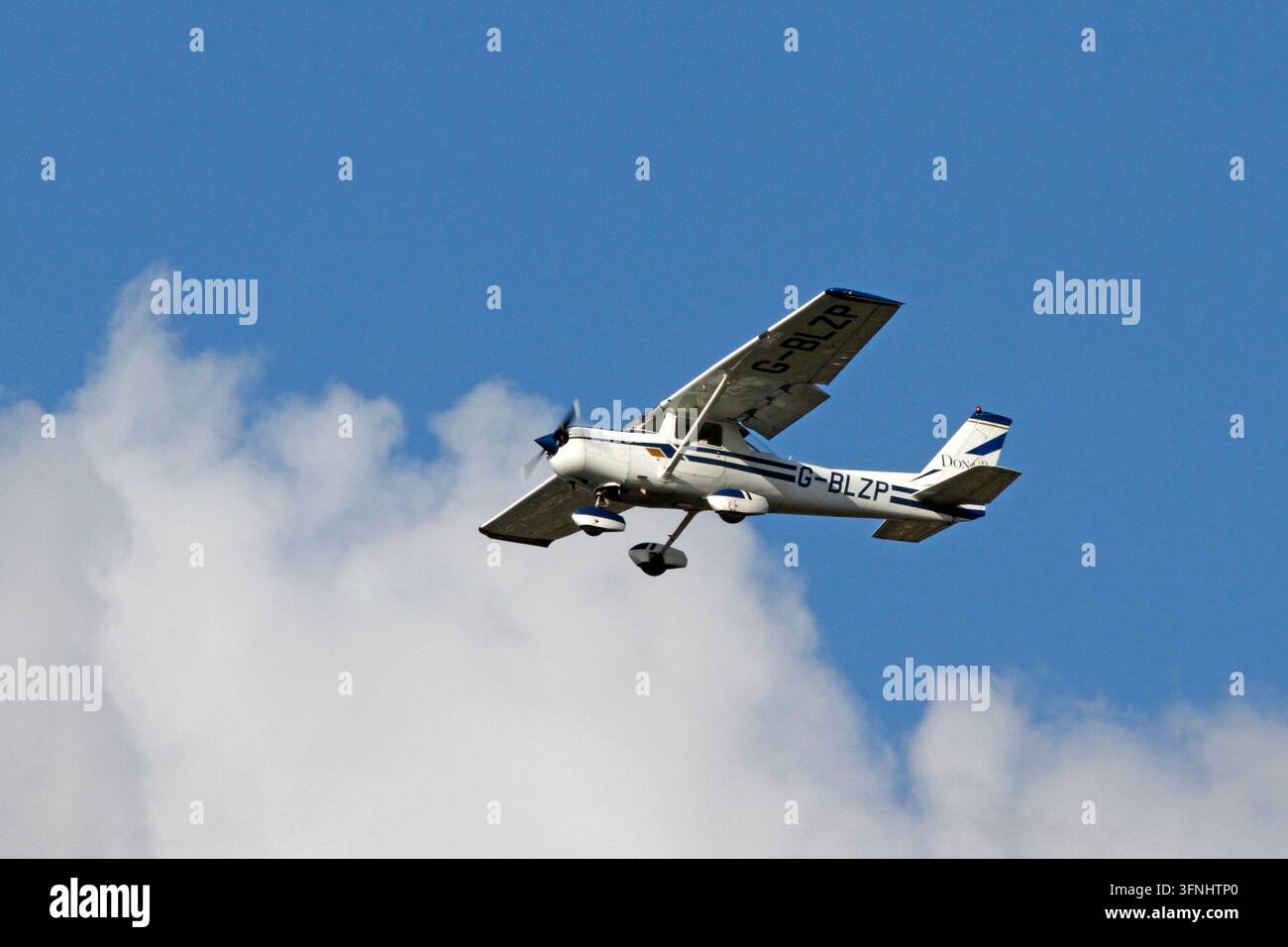 G-BLZP DON AIR, Klappen herunter. Flugschule East Midlands.. Reims-Cessna F152 Hochflügeltrainer. Stockfoto