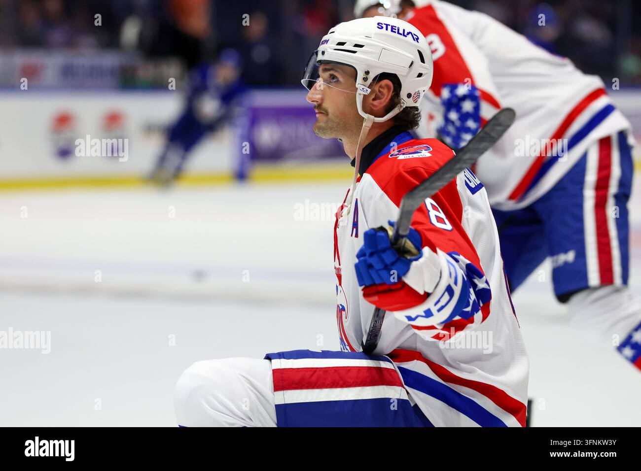 2. Okt. 2026: Der Verteidiger der Rochester Americans, Dennis Gilbert (8), dehnt sich beim Aufwärmen vor einem Spiel gegen die Toronto Marlies. Die Rochester Americans empfing die Toronto Marlies in einem Spiel der American Hockey League in Rochester, NY, USA; in der Blue Cross Arena. Pflichtverweis: Jonathan Tenca - Cal Sport Media (Bildnachweis: © Jonathan Tenca/Cal Sport Media) Stockfoto