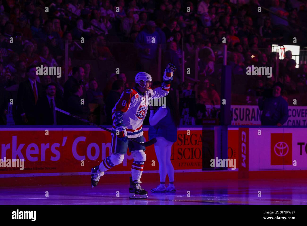2. Okt. 2026: Der Verteidiger der Rochester Americans, Dennis Gilbert (8), winkt den Fans vor einem Spiel gegen die Toronto Marlies zu. Die Rochester Americans empfing die Toronto Marlies in einem Spiel der American Hockey League in Rochester, NY, USA; in der Blue Cross Arena. Pflichtverweis: Jonathan Tenca - Cal Sport Media (Bildnachweis: © Jonathan Tenca/Cal Sport Media) Stockfoto