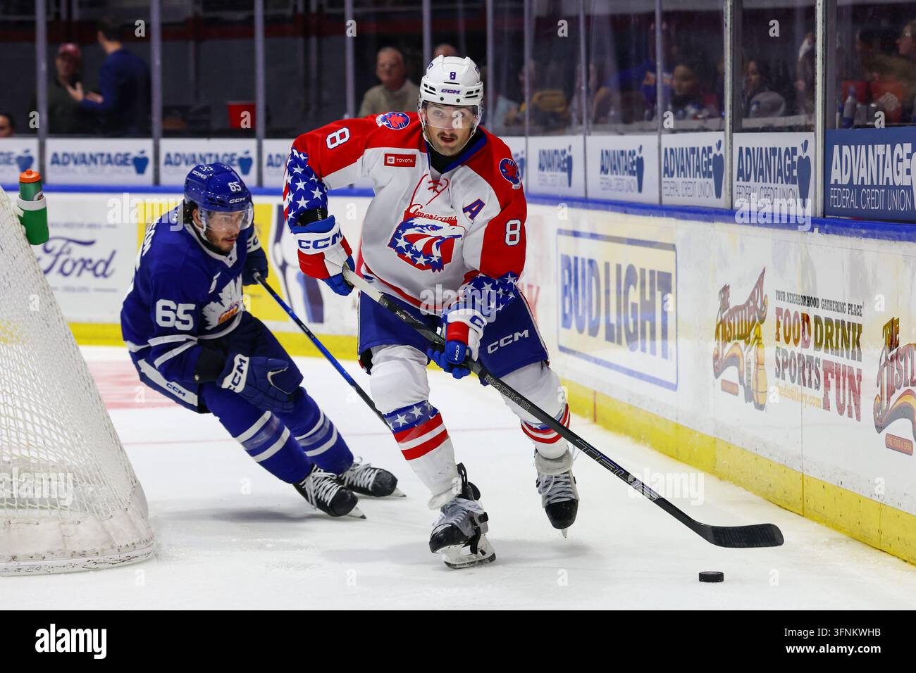 2. Okt. 2026: Der Verteidiger der Rochester Americans, Dennis Gilbert (8), läuft im dritten Drittel in einem Spiel gegen die Toronto Marlies. Die Rochester Americans empfing die Toronto Marlies in einem Spiel der American Hockey League in Rochester, NY, USA; in der Blue Cross Arena. Pflichtverweis: Jonathan Tenca - Cal Sport Media Stockfoto