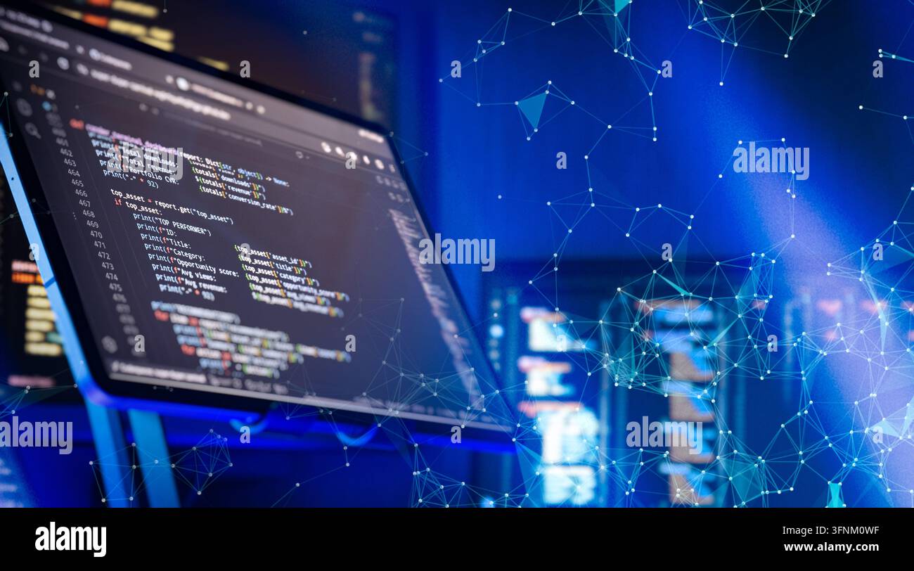 Futuristischer Programmierarbeitsplatz mit Codierungsbildschirm, neuronaler Netzwerkvisualisierung und verbundener digitaler Dateninfrastruktur Stockfoto
