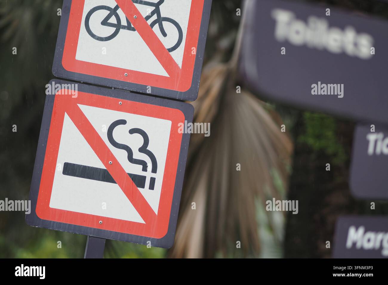 In diesem öffentlichen Bereich gibt es Schilder, die anzeigen, dass Rauchen und Fahrräder nicht erlaubt sind Stockfoto