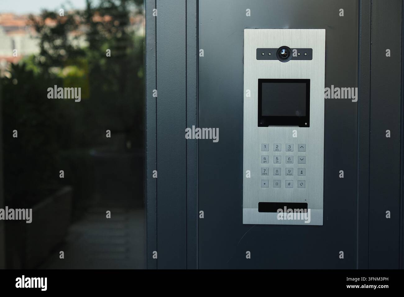 Türsprechanlage außerhalb eines Gebäudeeingangs mit Nummerntastatur Stockfoto