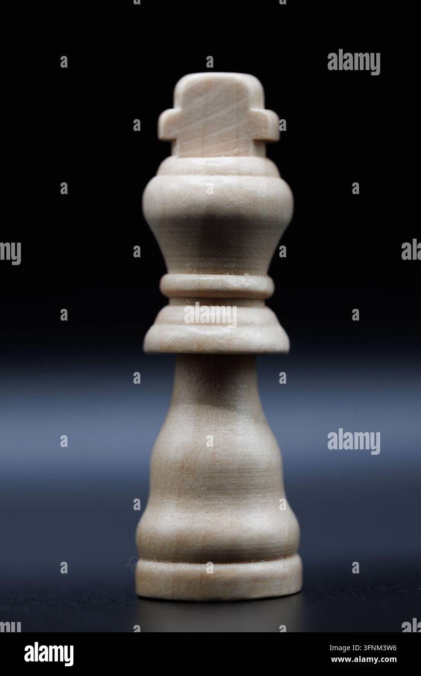 Weißer hölzerner Schachkönig auf dunklem Hintergrund Stockfoto