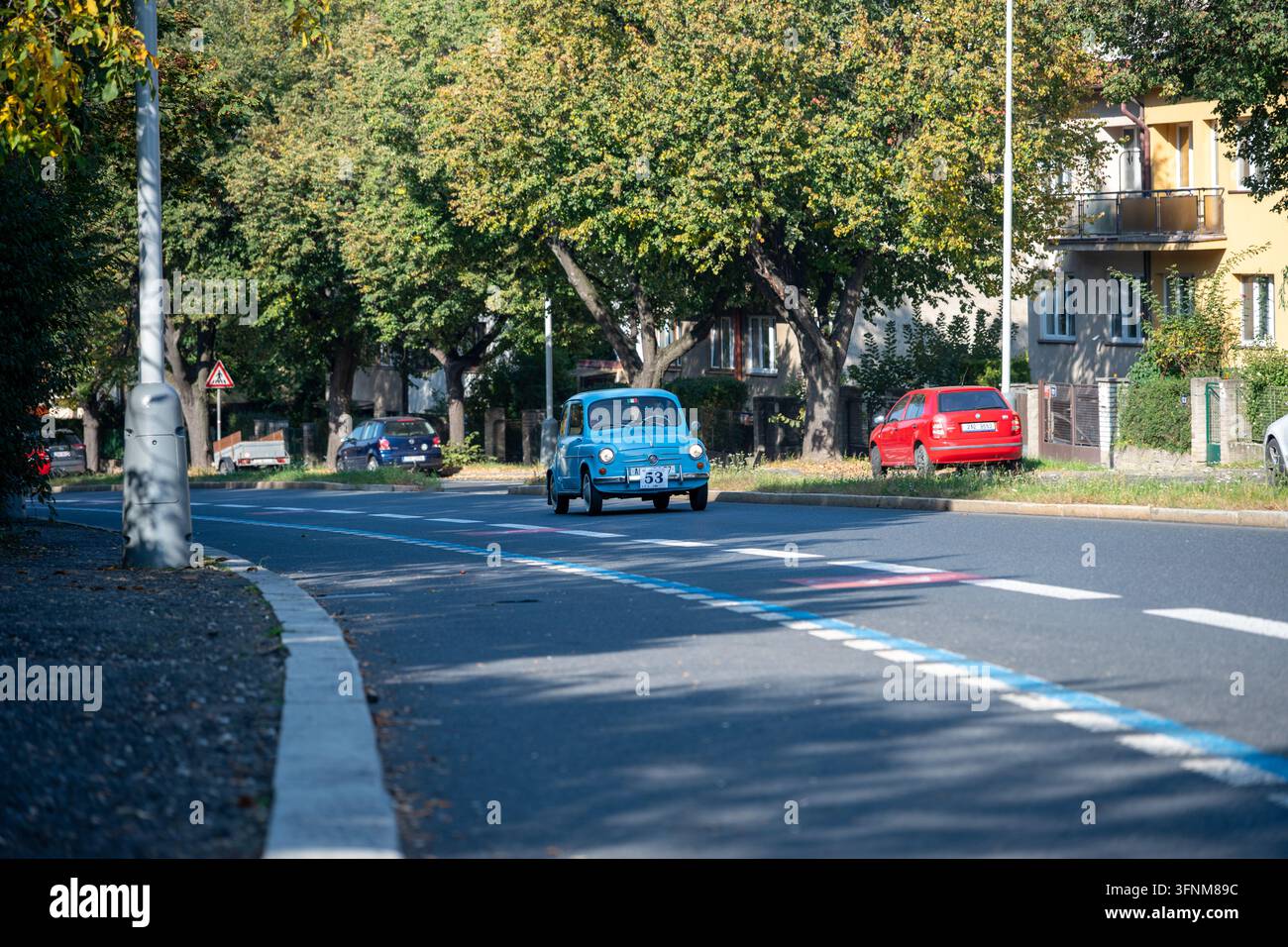 Hellblauer Fiat 600 mit der Nummer 53 nähert sich während des historischen Fahrzeugevents Pražská Noblesa 2026. Prag, Tschechische Republik, 3. Oktober 2026. Stockfoto