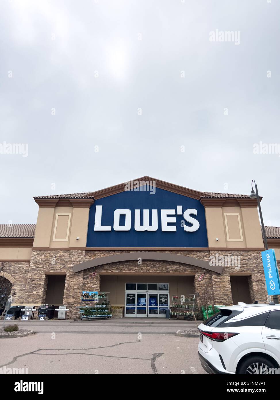 Außenansicht der Filiale von Lowe's mit Parkplatz Stockfoto