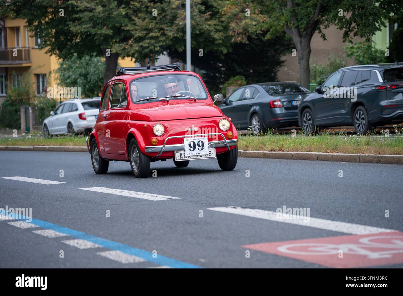 Roter Fiat 500 Nr. 99 nimmt an der Pražská Noblesa 2026 historic vehicle rally teil. Prag, Tschechien, 3. Oktober 2026. Stockfoto