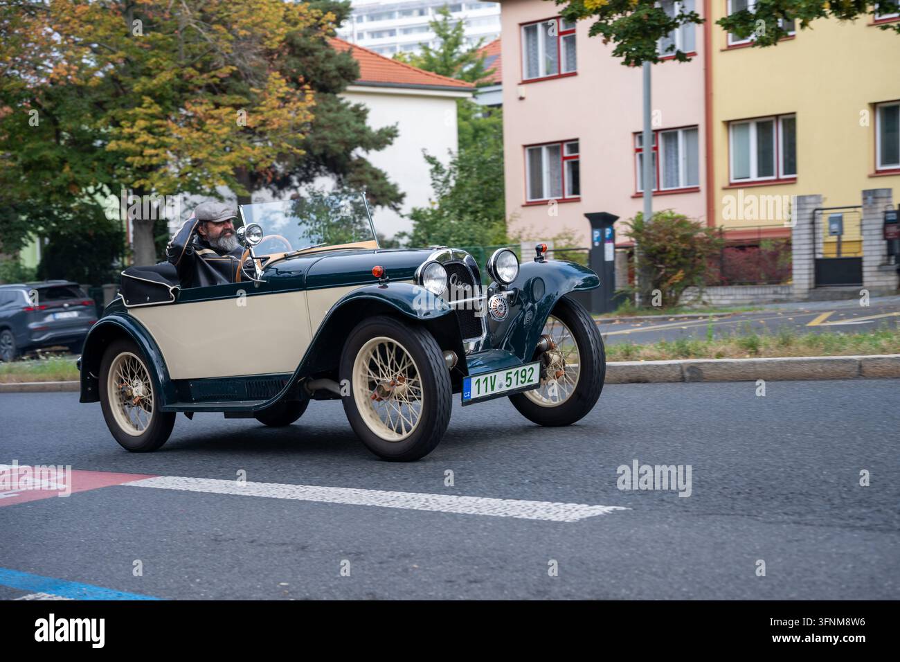 Ein zweifarbiges Vintage-Aero-Cabriolet nimmt am Pražská Noblesa 2026 teil. Prag, Tschechische Republik – 3. Oktober 2026. Stockfoto