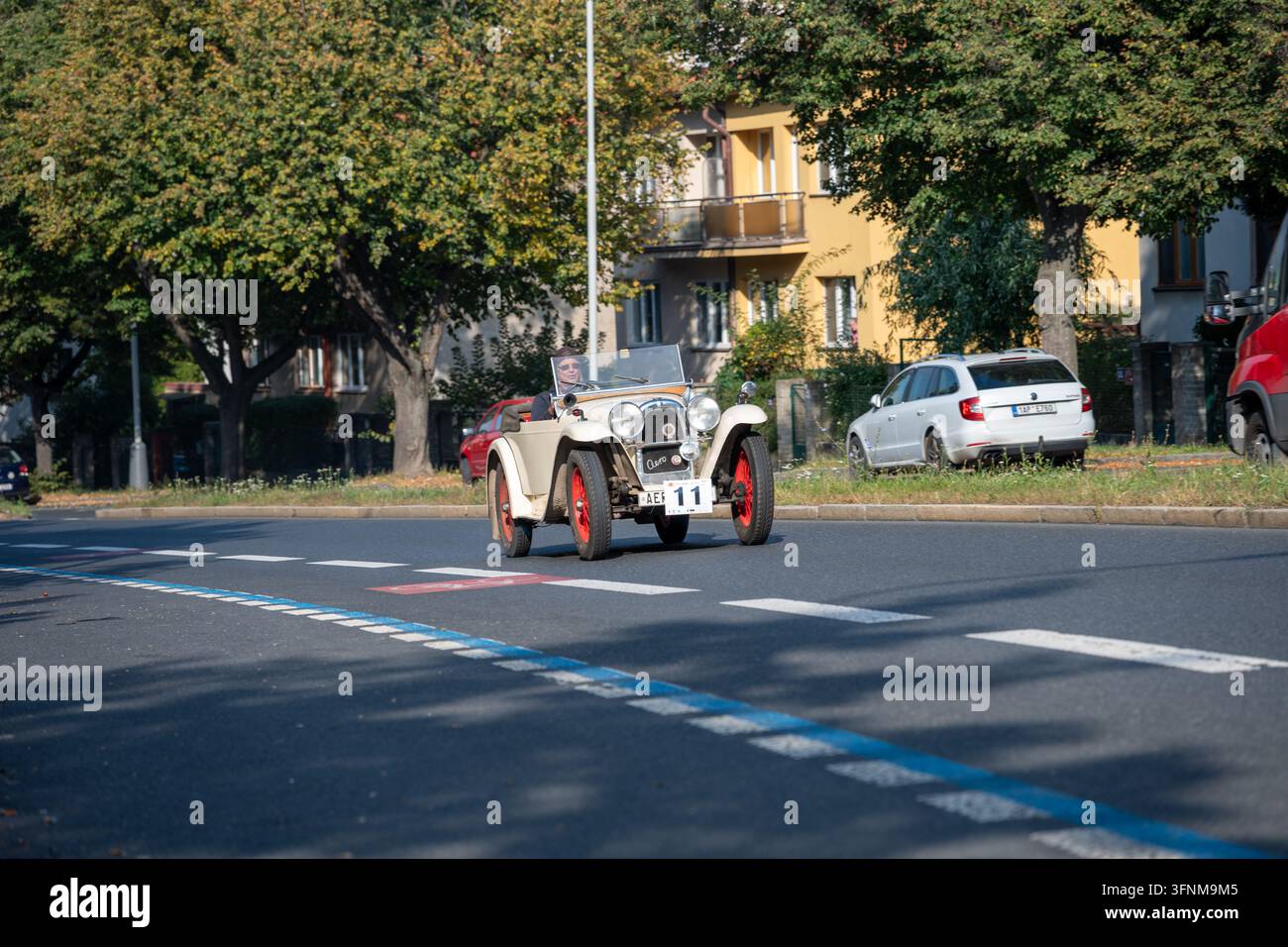 Vintage Aero Roadster Nummer 11, der an der Pražská Noblesa 2026 historischen Autoparade teilnimmt. Prag, Tschechische Republik, 3. Oktober 2026. Stockfoto