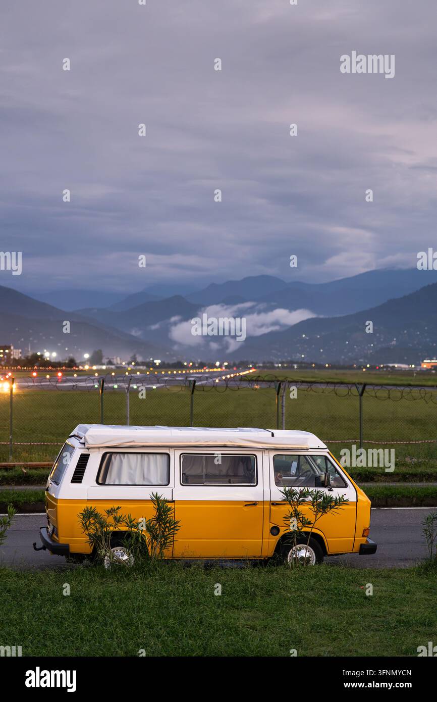 Vintage-Camper neben der Landebahn des Flughafens Batumi an einem beliebten Ort zum Flugzeugbeobachten geparkt Stockfoto