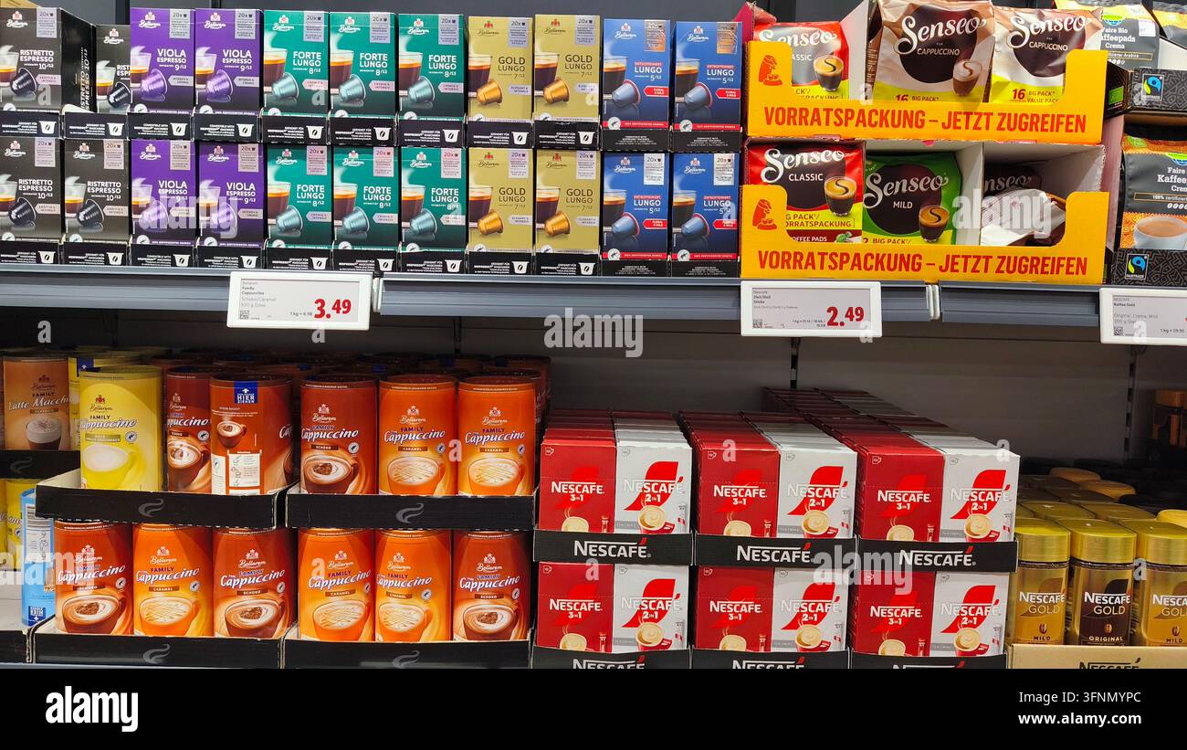 Iserlohn, Deutschland – 19. Juni 2026: Kaffee-Produkte, Kapseln und Instant-Mischungen von Bellarom, Senseo und Nescafe in Supermarkt-Regalen insi Stockfoto